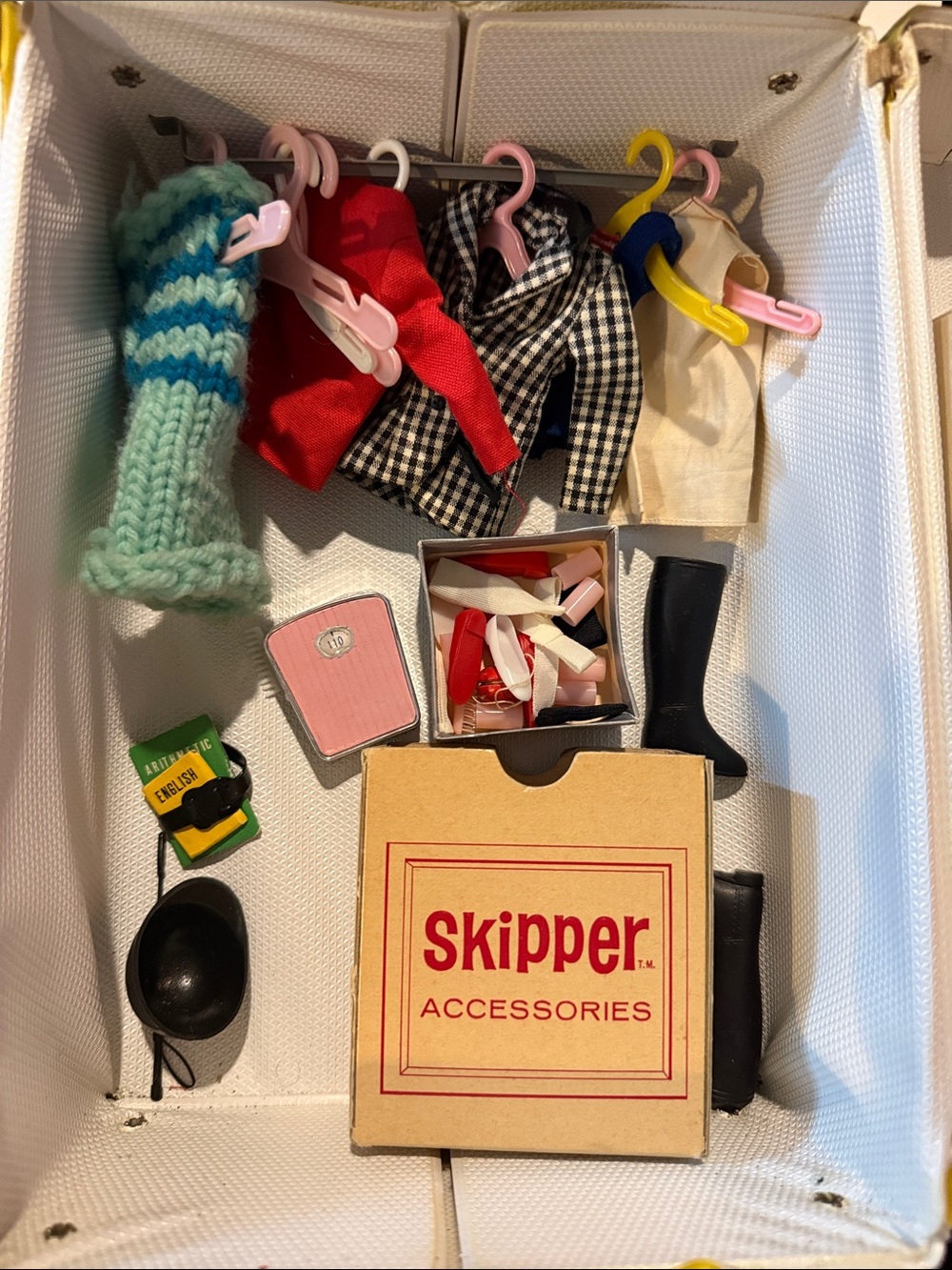Vintage Skipper Barbie Doll with Carrying case and clothing. - Picture 2 of 8